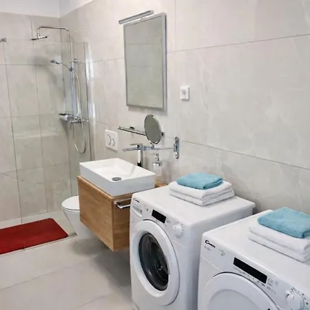 Jacobs Legacy - 4 Bedroom House, Free Parking, Near Center