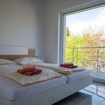 Σπίτι διακοπών 4 Bedroom Private House On The Hill *
