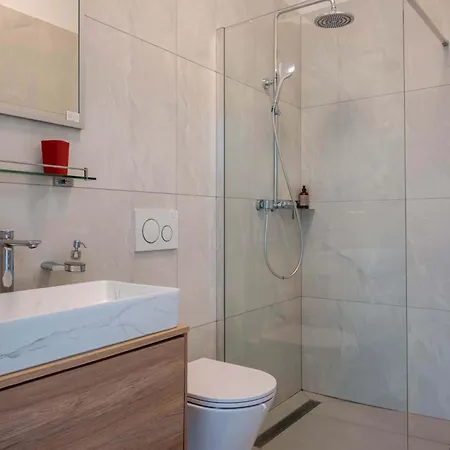 Jacobs Legacy - 4 Bedroom House, Free Parking, Near City Center *