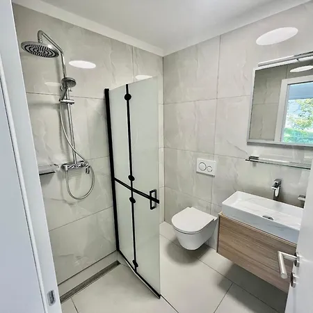 4 Bedroom Private House On The Hill