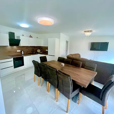 Jacobs Legacy - 4 Bedroom House, Free Parking, Near City Center 度假居