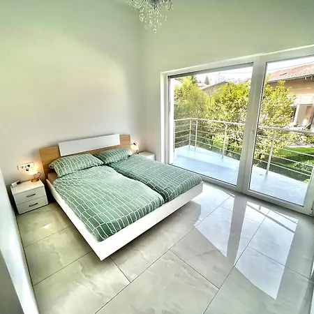 Σπίτι διακοπών 4 Bedroom Private House On The Hill