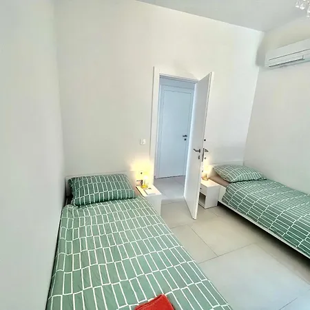 4 Bedroom Private House On The Hill *
